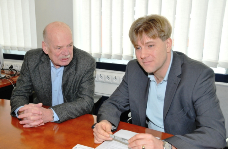 Martin Sepp (vpravo) jednal s předsedou Svazu  letců v Liberci plk. Miroslavem Koškem.